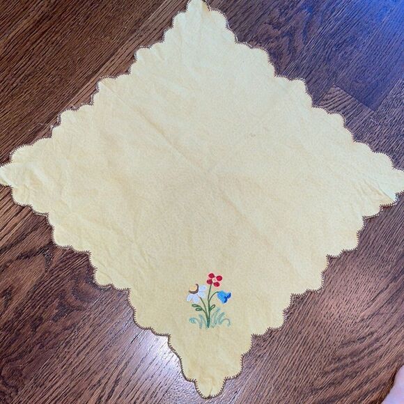 Vintage gold floral embroidered small tablecloth with 4 napkins - Picture 4 of 11